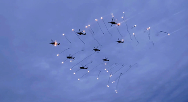 超慢镜头看直升机释放干扰弹瞬间